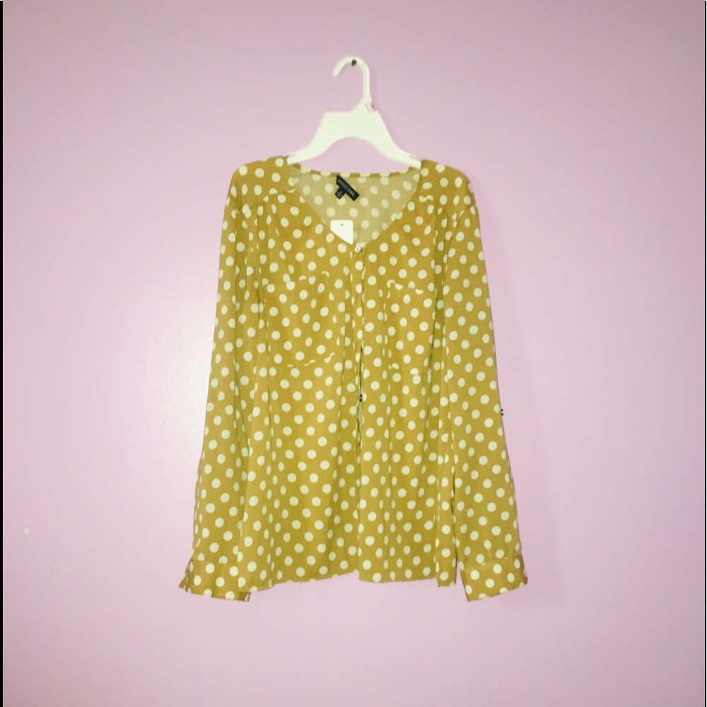 Pocket dot shirt with buttons down the front